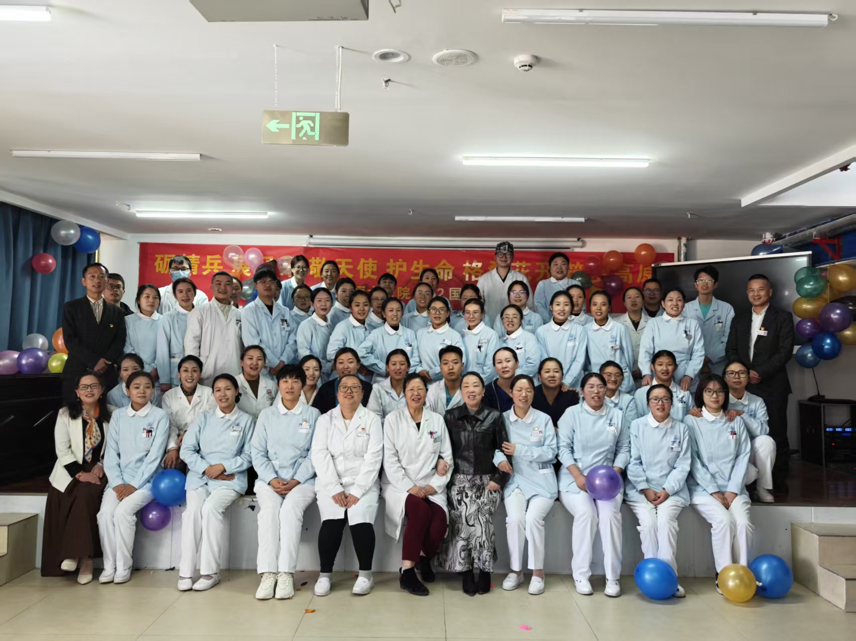 我院隆重举行5·12国际护士节护理技能比武暨表彰大会